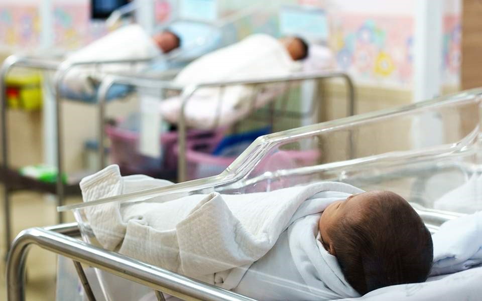 ΕΛΣΤΑΤ: Στάσιμες οι γεννήσεις το α' εξάμηνο του 2026 